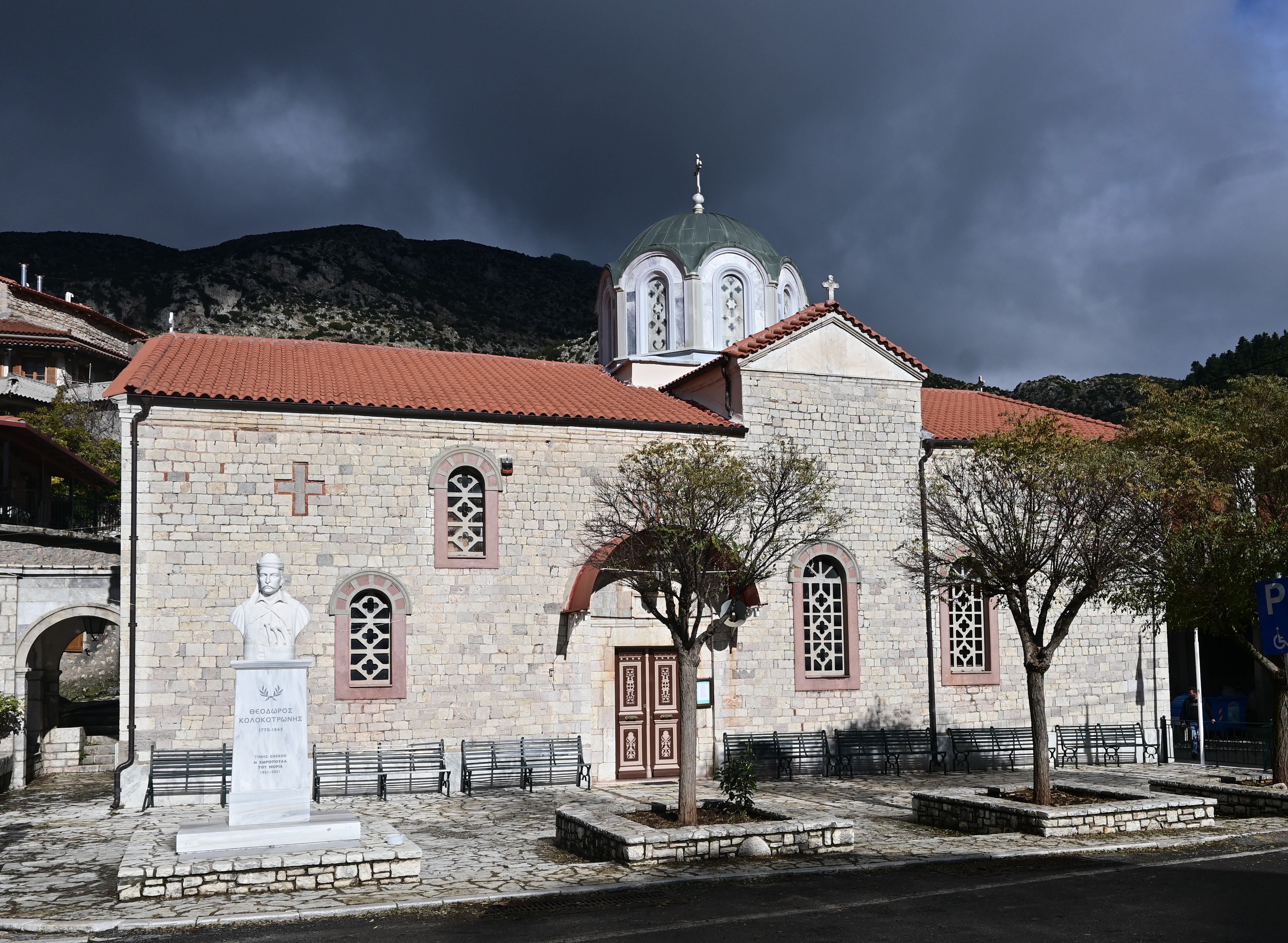 Ιερός Μητροπολιτικός Ναός Αγίου Γεωργίου Στεμνίτσας: Αρχιτεκτονικό & Θρησκευτικό Τοπόσημο